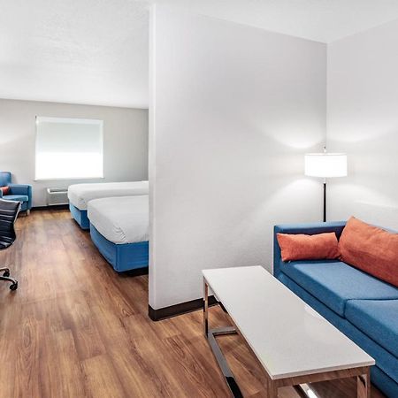 Days Inn & Suites By Wyndham San Antonio Near Frost Bank Center Zewnętrze zdjęcie